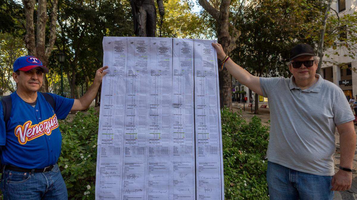 Venezolanos muestran copias de actas de votación de la elección presidencial de Venezuela durante una protesta en Lisboa, Portugal, el 31 de agosto de 2024.