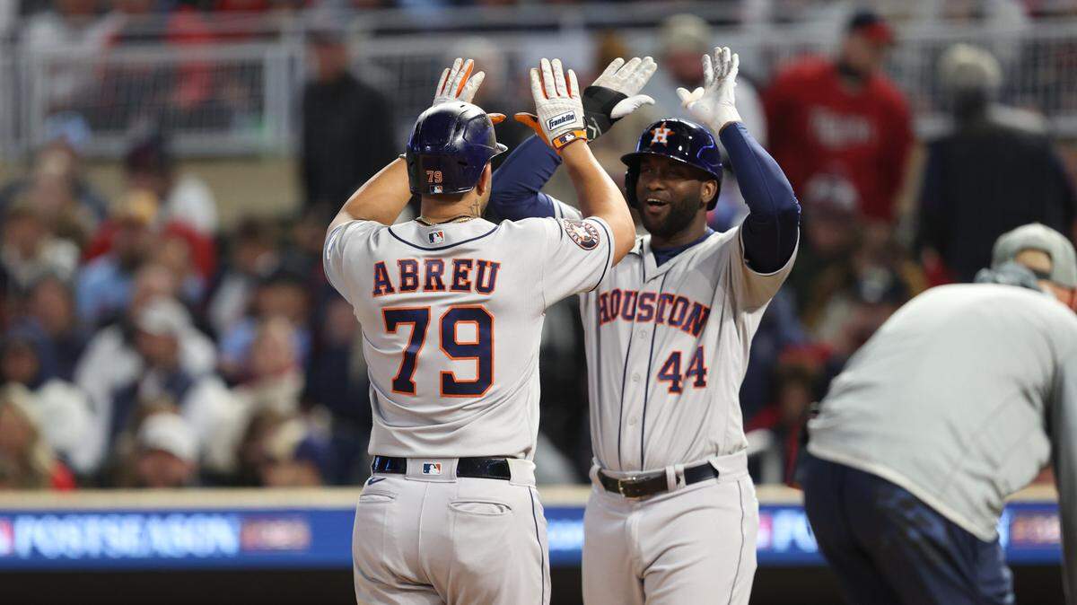 El primera base de los Astros de Houston José Abreu celebra con su compañero de equipo Yordan Álvarez tras pegar un jonrón en el cuarto inning del partido contra los Mellizos, celebrado el 11 de octubre de 2023 en Minnesota.