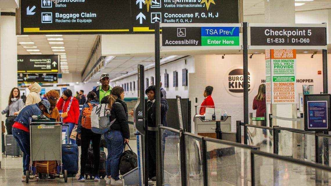 ¿Viajas con pasaporte americano desde Miami? EEUU alerta sobre nuevos requisitos y fecha límite