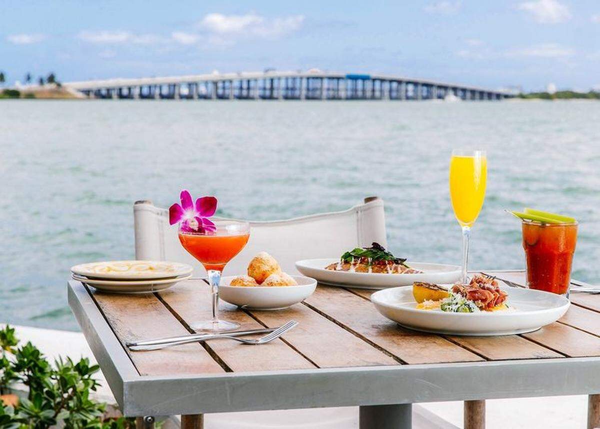 El restaurante de Edgewater Amara at Paraiso, del chef Michael Schwartz, ganador del premio James Beard, celebra la escena gastronómica.