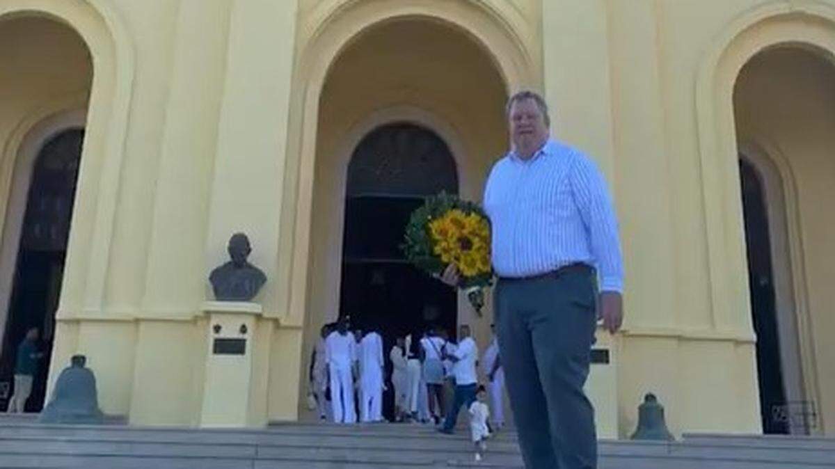 El jefe de misión de la embajada de EEUU en Cuba, de visita en el santuario de la Virgen de la Caridad del Cobre en Santiago de Cuba.