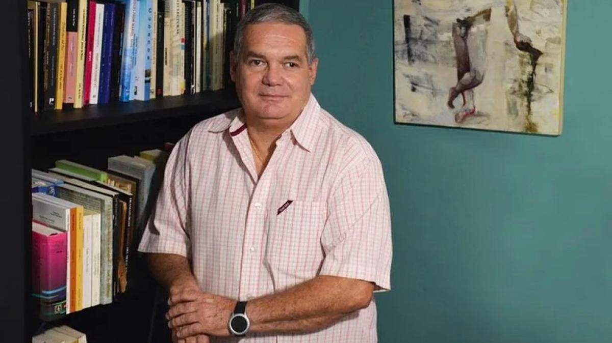 El escritor cubano Luis de la Paz.