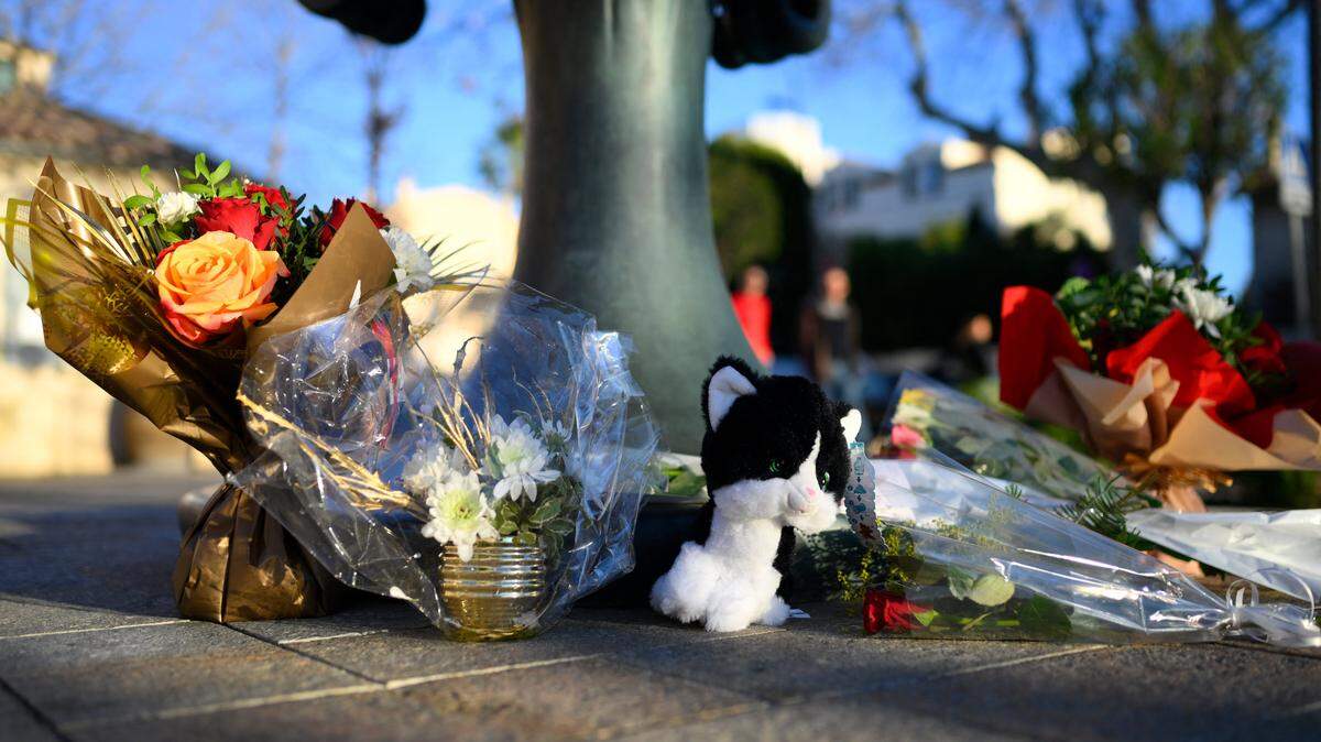 Una foto muestra flores y un peluche de gato colocados en la estatua de la fallecida actriz francesa y activista por los derechos de los animales Brigitte Bardot, creada a partir de una obra del dibujante italiano Milo Manara, en la Place Blanqui de Saint-Tropez, en el sureste de Francia, el 28 de diciembre de 2025.