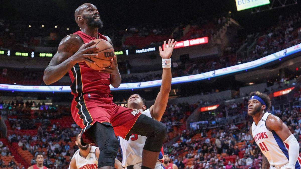 El centro del Heat Dewayne Dedmon (21) en el instante en que cae mal y se lesiona la rodilla en el juego ante los Pistons el 23 de diciembre en el FTX Arena en Miami.