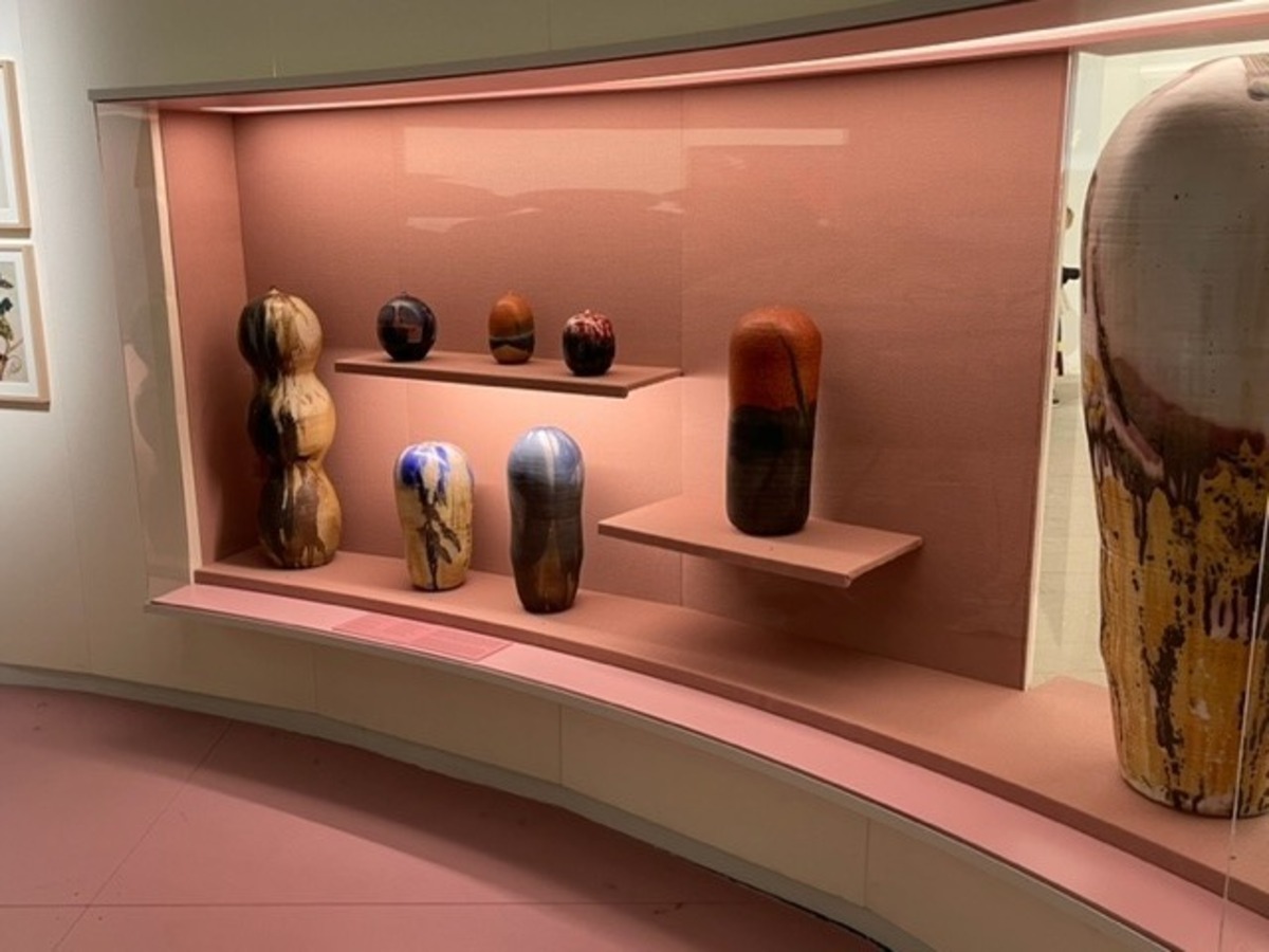 Piezas de Toshiko Takaezu en una de las vitrinas del Arsenal de Venecia durante la Bienal.