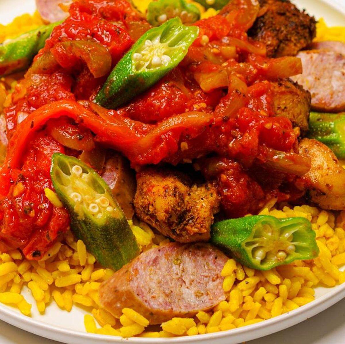 Jambalaya de pollo y salchicha con arroz amarillo esponjoso y okra crujiente.