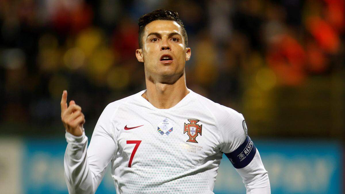 Cristiano Ronaldo festeja uno de sus cuatro goles en la victoria de Portugal ante Lituania en las eliminatorias de la Eurocopa, el 10 de septiembre de 2019.