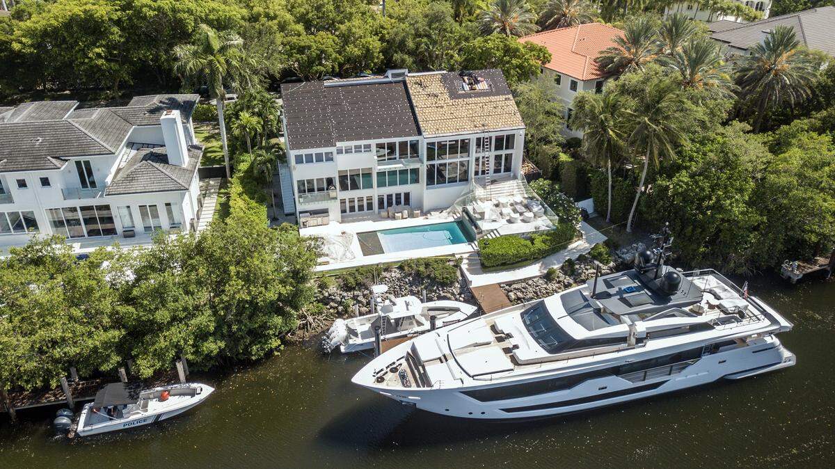 La casa del desarrollador Sergio Pino en Cocoplum, Coral Gables, el martes 16 de julio de 2024. Pino estaba siendo investigado por amenazas contra su esposa en medio de un complicado caso de divorcio. Se disparó fatalmente antes de que los agentes del FBI lo arrestaran en su casa. 