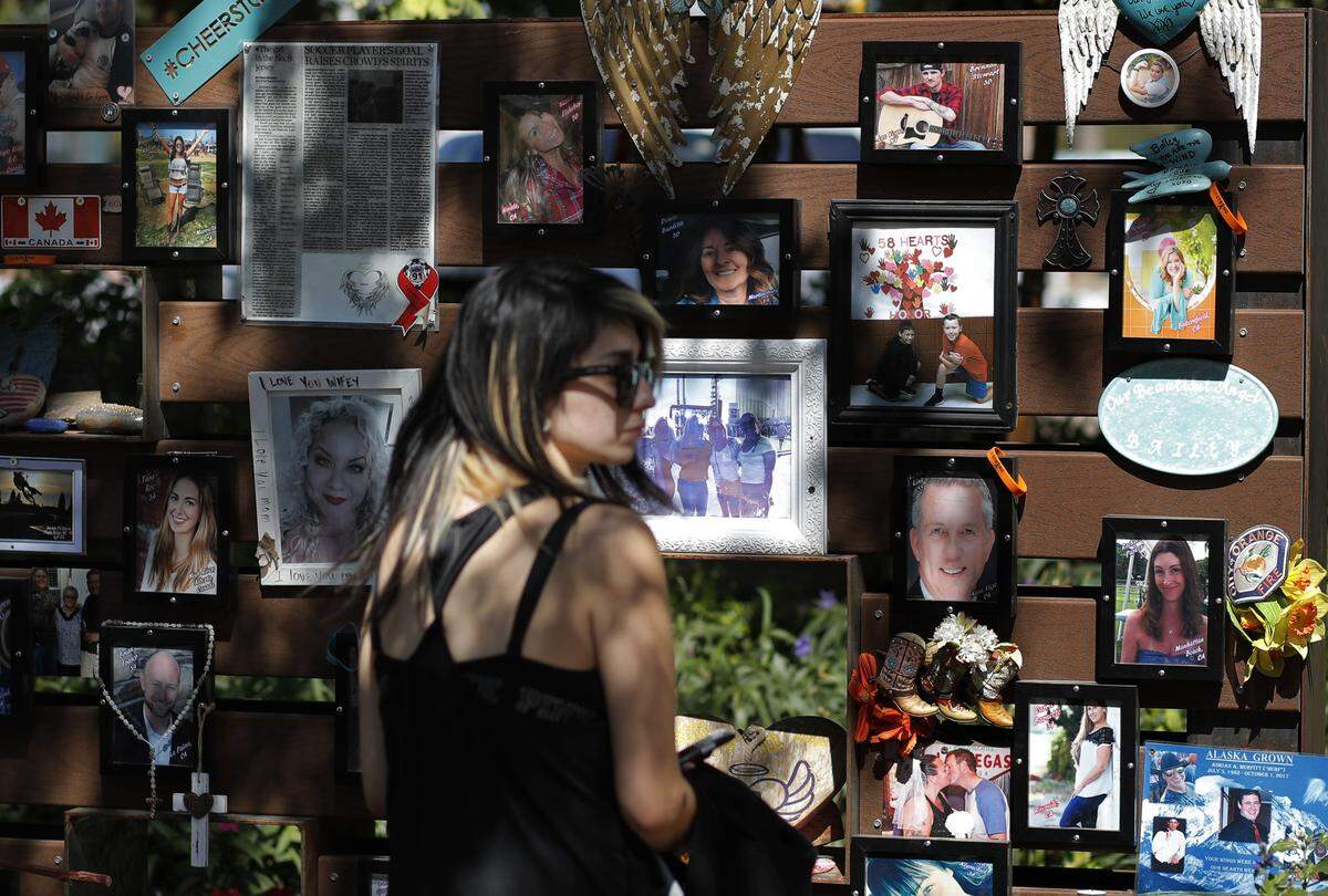 Un jardín creado en memoria de las víctimas de un tiroteo masivo en Las Vegas, en una imagen del 3 de octubre de 2019. Dos años después que el agresor acribilló desde un hotel a los asistentes a un concierto de música country, MGM Resorts International llegó a un acuerdo que pudiera pagar un máximo de $800 millones a las familias de 58 personas asesinadas y cientos de heridos.
