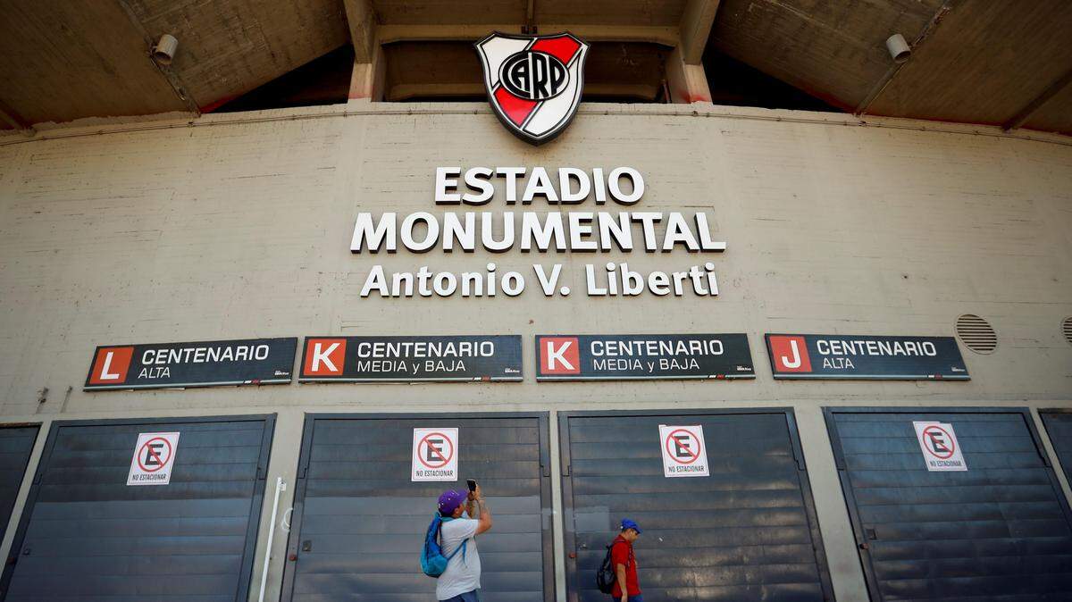 Hinchas de River Plate llegan al Estadio Monumental para comprar boletas para la final de la Copa Libertadores, el miércoles 21 de noviembre de 2018, en Buenos Aires, Argentina.