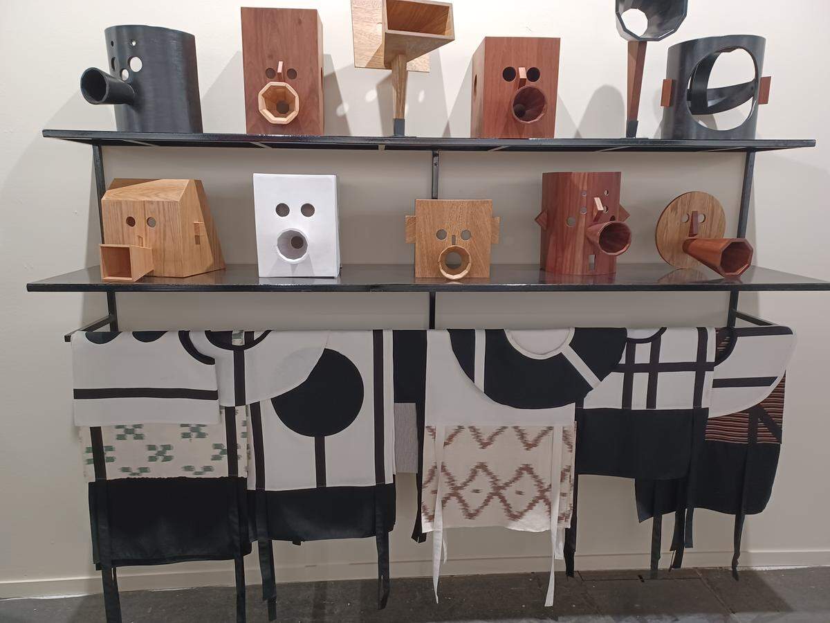 La artista argentina, Valeria Maculan, (Galería Jorge López) en la Sección general de ArcoMadrid 2026, con sus lenguas de fuego y tejidos naturales realizados en talleres manuales de Palma de Mallorca. 