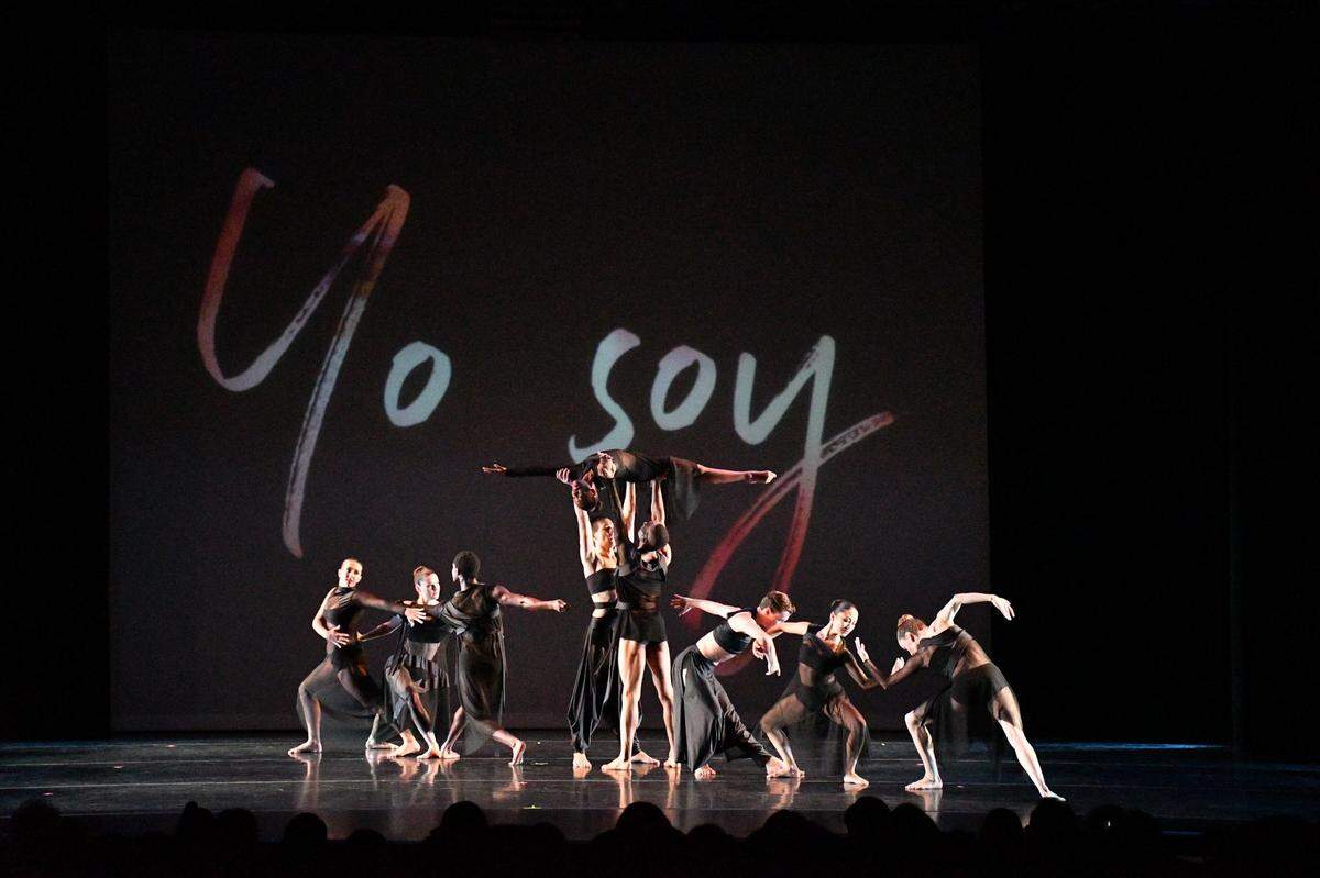 Los bailarines de Dance NOW! Miami en “Bridges NOT Walls”, una obra importante en el repertorio de la compañía fundada y dirigida por Hannah Baumgarten y Diego Salterini.