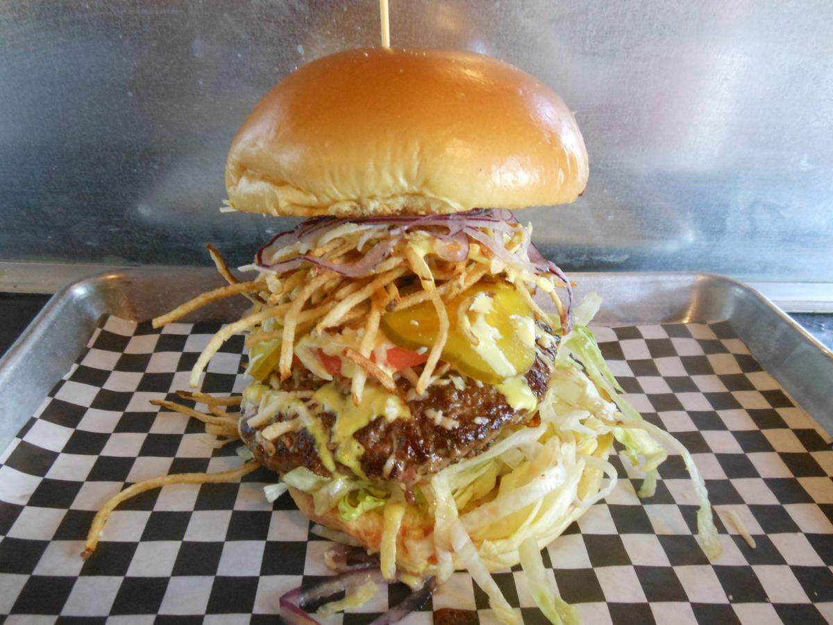 Celebra con papá en casa, en la playa o donde quieras con la&nbsp;Meister Box&nbsp;de Burgermeister: una caja festiva.