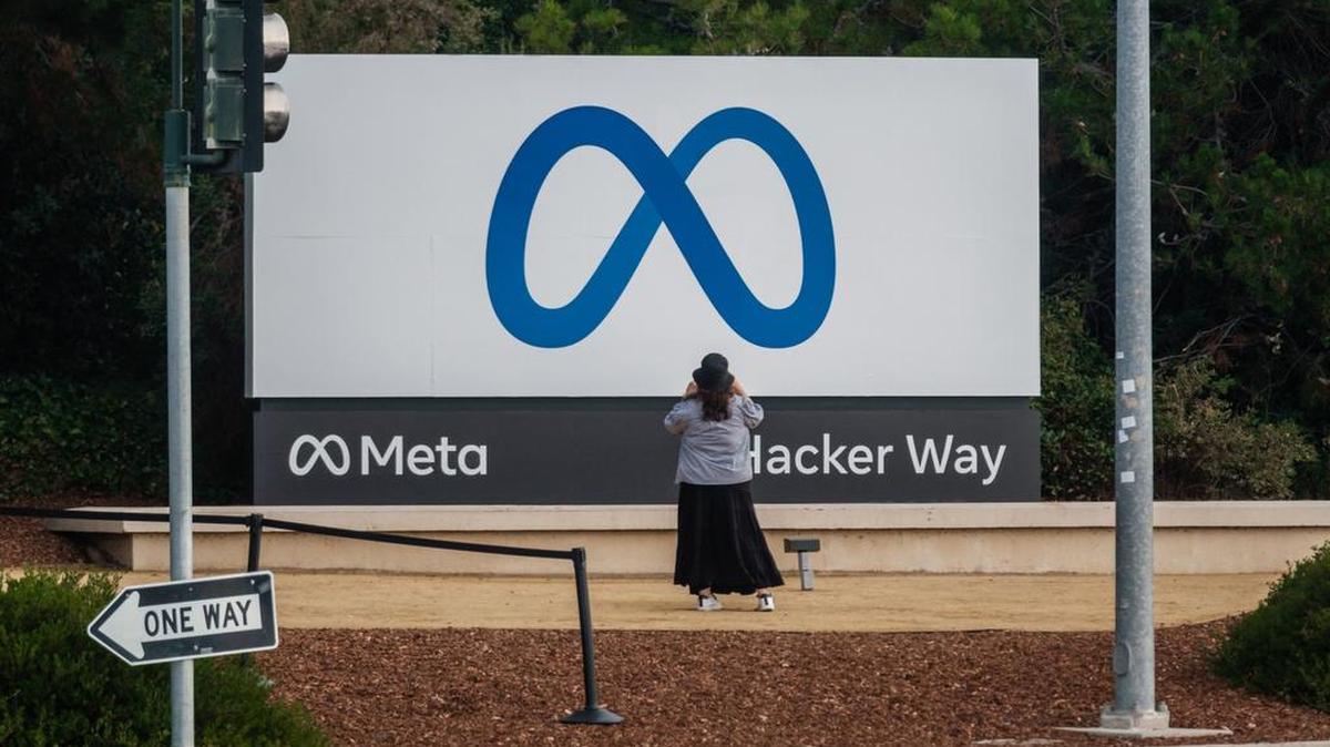 Un visitante toma fotografías de la señalización de Meta Platforms fuera de la sede de la compañía en Menlo Park, California, el 29 de octubre de 2021. Bloomberg / Nick Otto