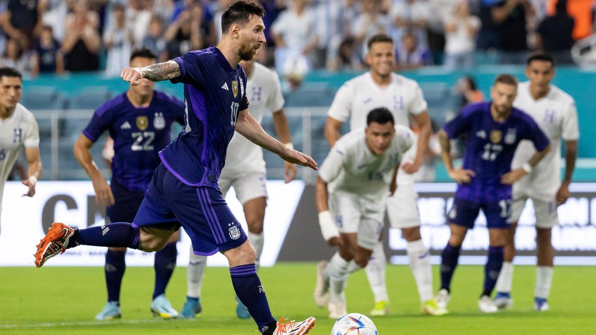Lionel Messi lanza el penalti y anota el segundo gol de Argentina ante Honduras en el amistoso en el Hard Rock Stadium de Miami Gardens, Fla, este 23 de septiembre de 2022.