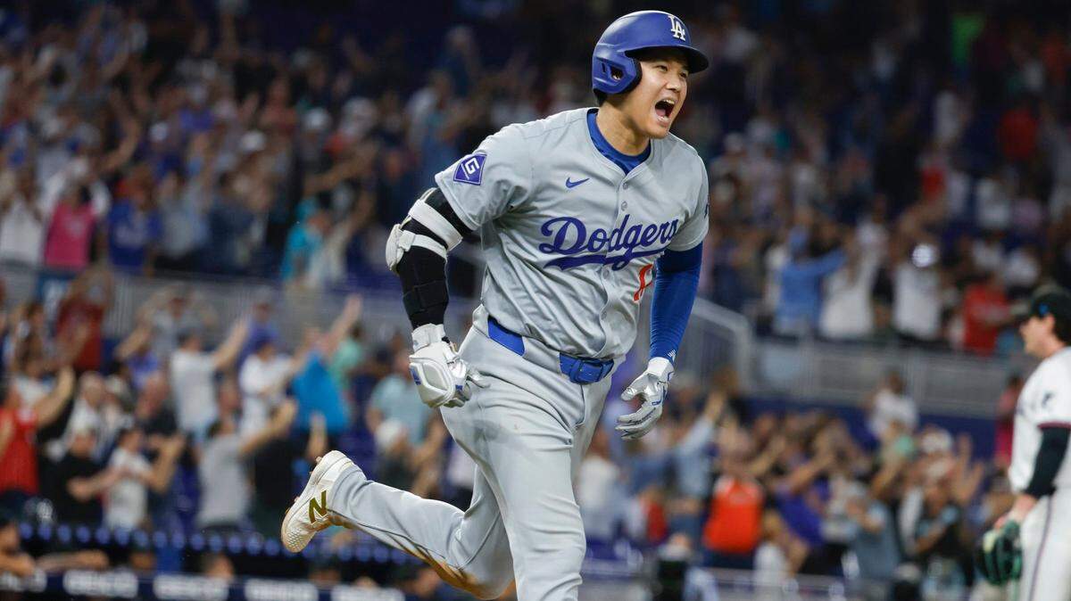 El pelotero de los Dodgers Shohei Ohtani reacciona tras pegar su jonrón 50 de la temporada que lo consagró como el primer pelotero en la historia de Grandes Ligas en conseguir esa cifra y 50 bases robadas en una misma campaña, en el partido contra los Marlins el 19 de septiembre de 2024 en el loanDepot park de Miami.