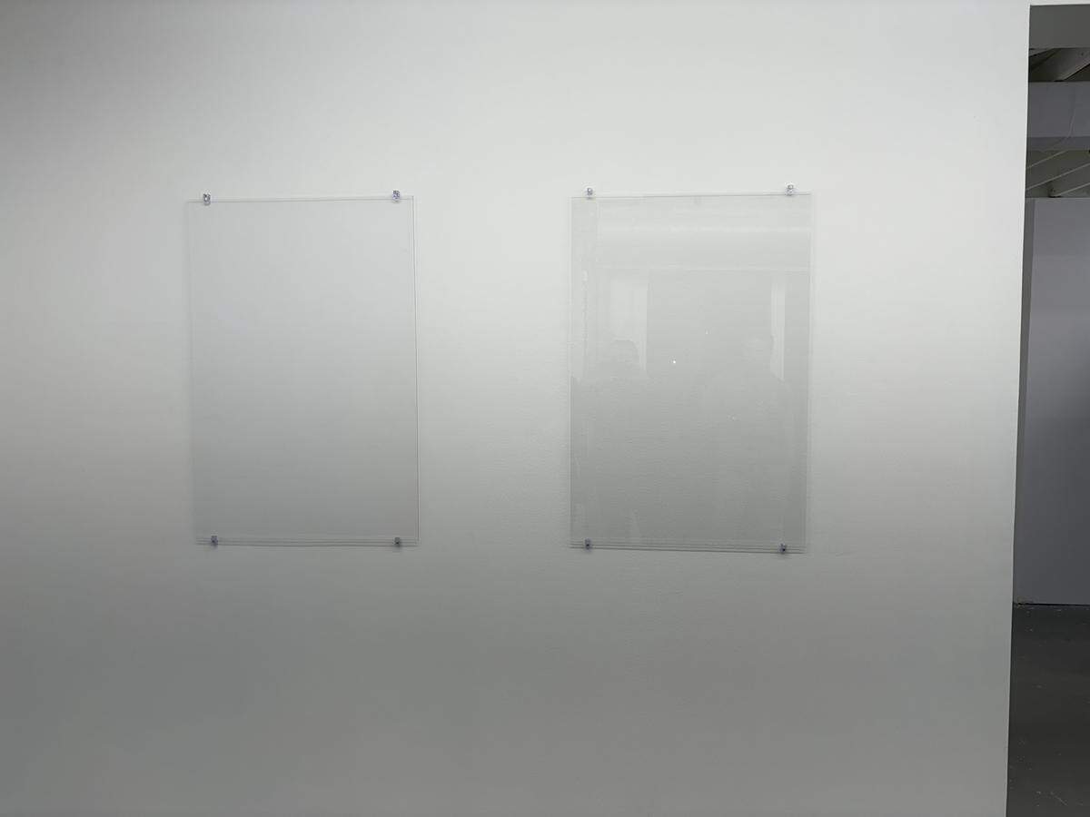 ‘That’, 2025. Cristal reflejante y anti-reflejante, dimensiones: 36 x 24 pulgadas cada uno.