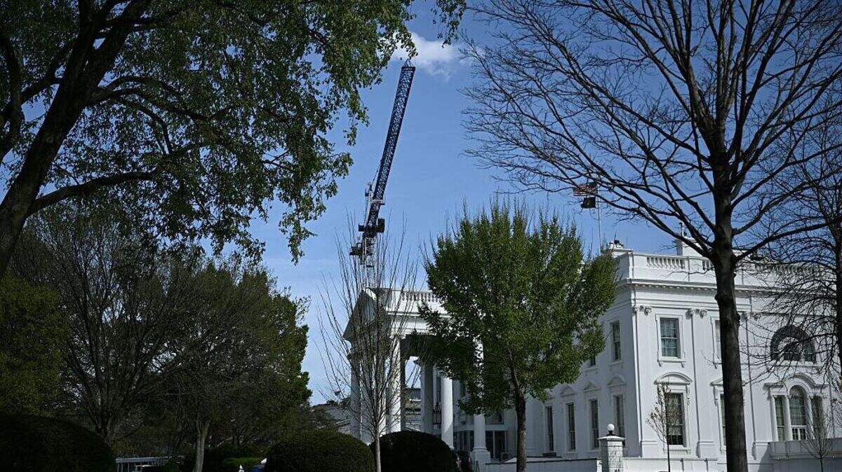Imagen de una grúa trabajando en el salón de baile planificado por el presidente estadounidense Donald Trump en la Casa Blanca, en Washington, DC, el martes 31 de marzo de 2026.