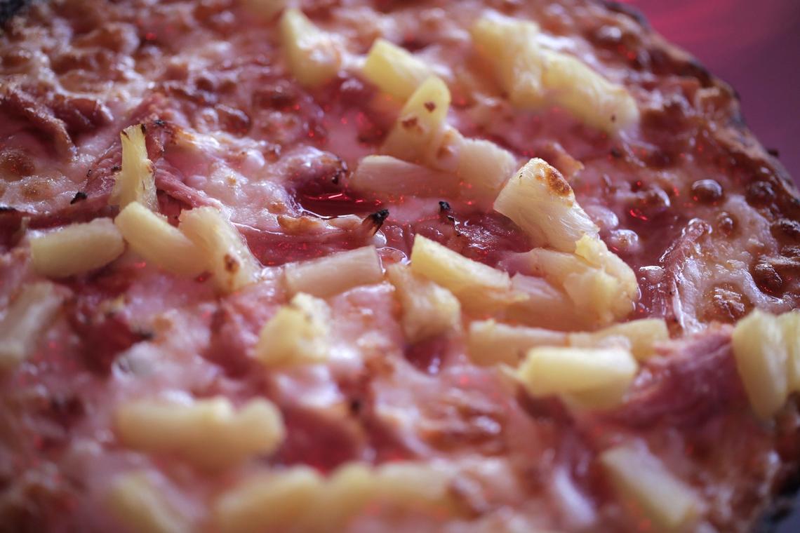 La pizza hawaina al estilo cubano, que se distingue porque la masa es más gorda y lleva más queso.