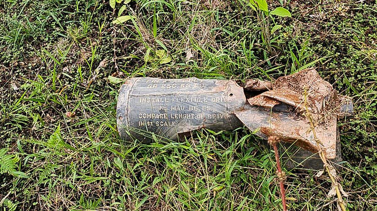 Fotografía de un artefacto explosivo en en Vereda El Amarradero, departamento de Nariño, Colombia, cerca de la frontera con Ecuador, el martes 17 de marzo de 2026. Colombia dice que la bomba fue lanzada por Ecuador, que niega que el artefacto le pertenezca.