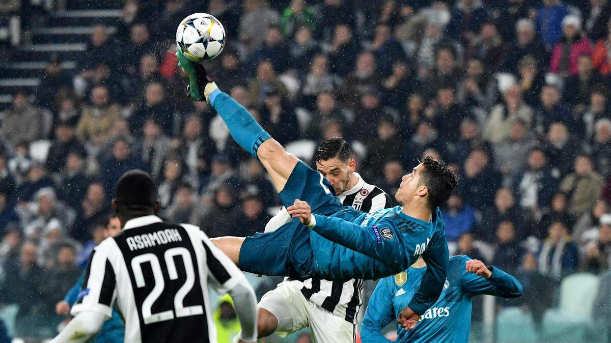 Cristiano Ronaldo (centro) anota un gol de chilena en el partido entre el Real Madrid y Juventus, en los cuartos de final de la Liga de Campeones, el 3 de abril de 2018.
