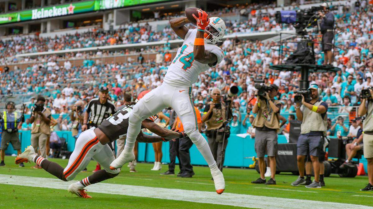 El wide receiver de los Dolphins Trent Sherfield (14) anota un touchdown en el segundo cuarto del partido ante los Browns de Cleveland, celebrado el 13 de noviembre de 2022 en el Hard Rock Stadium en Miami Gardens, Florida.