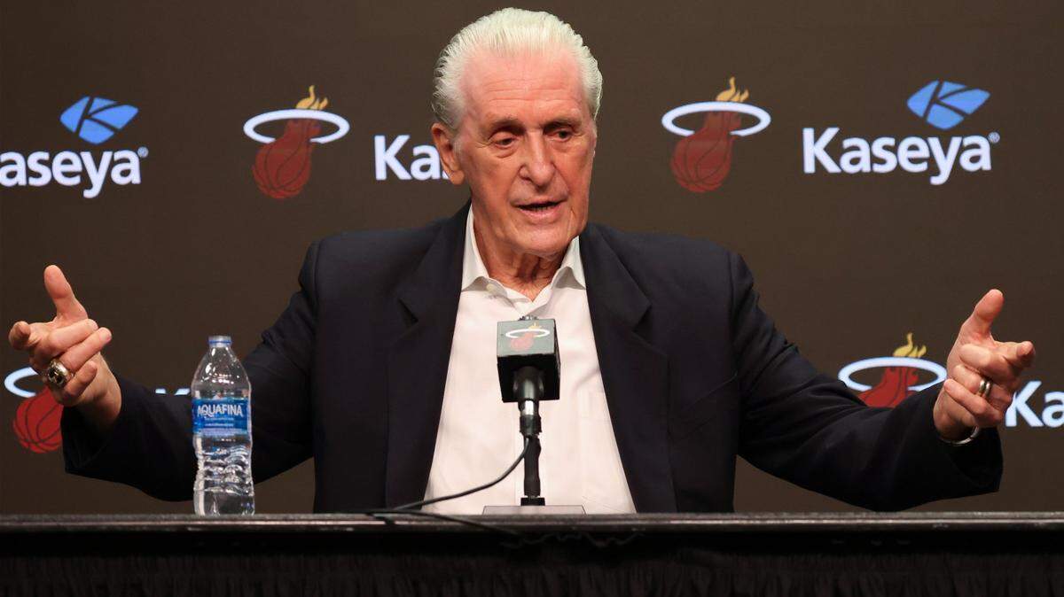El presidente del Heat, Pat Riley, responde a una pregunta sobre la extensión de Jimmy Butler durante su conferencia de prensa de fin de temporada en el Kaseya Center en Miami, Florida, el lunes 6 de mayo de 2024.
