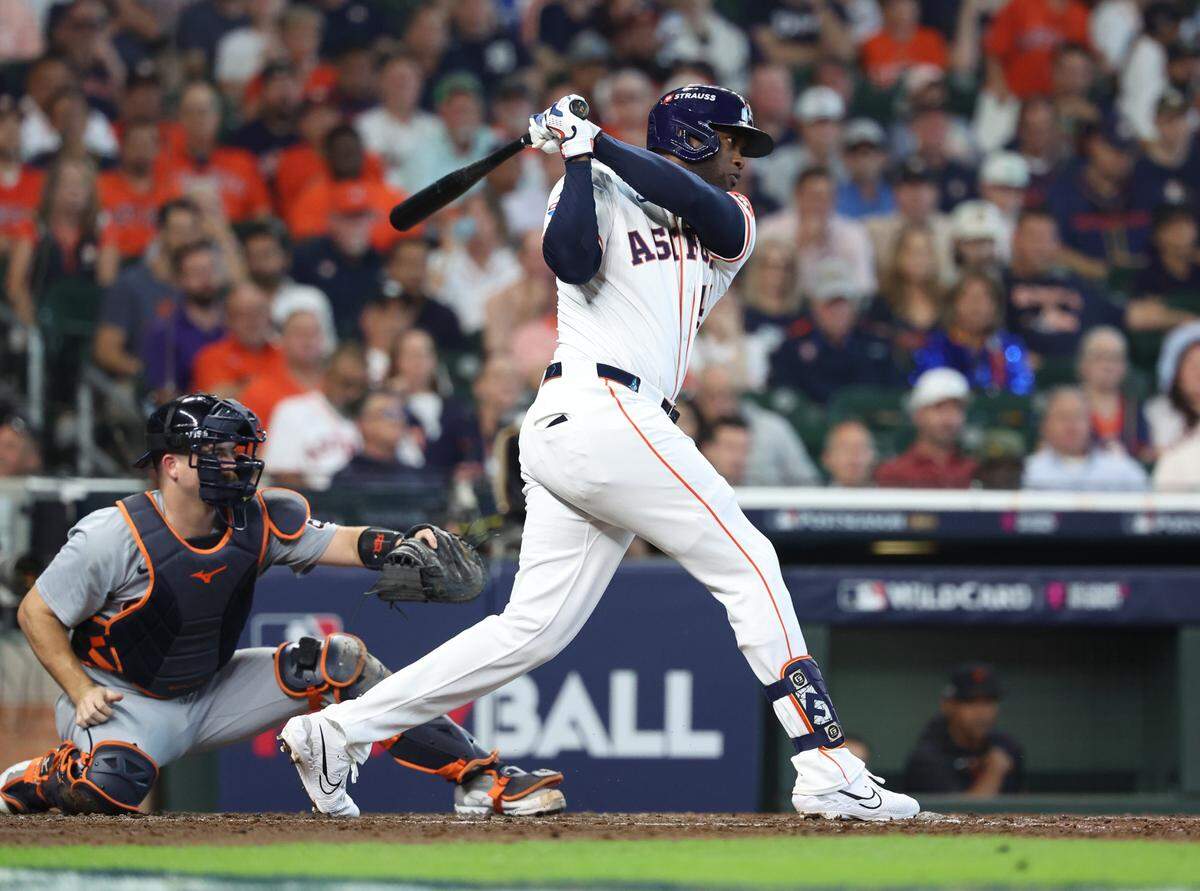 El cubano Yordan Álvarez bateó de 4-2 por los Astros ante los Tigres de Detroit, en el primer juego de la ronda de comodines de la Liga Americana, celebrado el 1ro de octubre de 2024 en el Minute Maid Park de Houston.