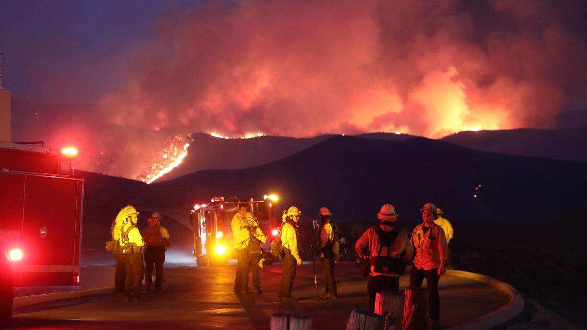 Bomberos se preparan para combatir un incendio forestal en una colina en Castaic, Los Ángeles, California, Estados Unidos, el 22 de enero de 2025. 
