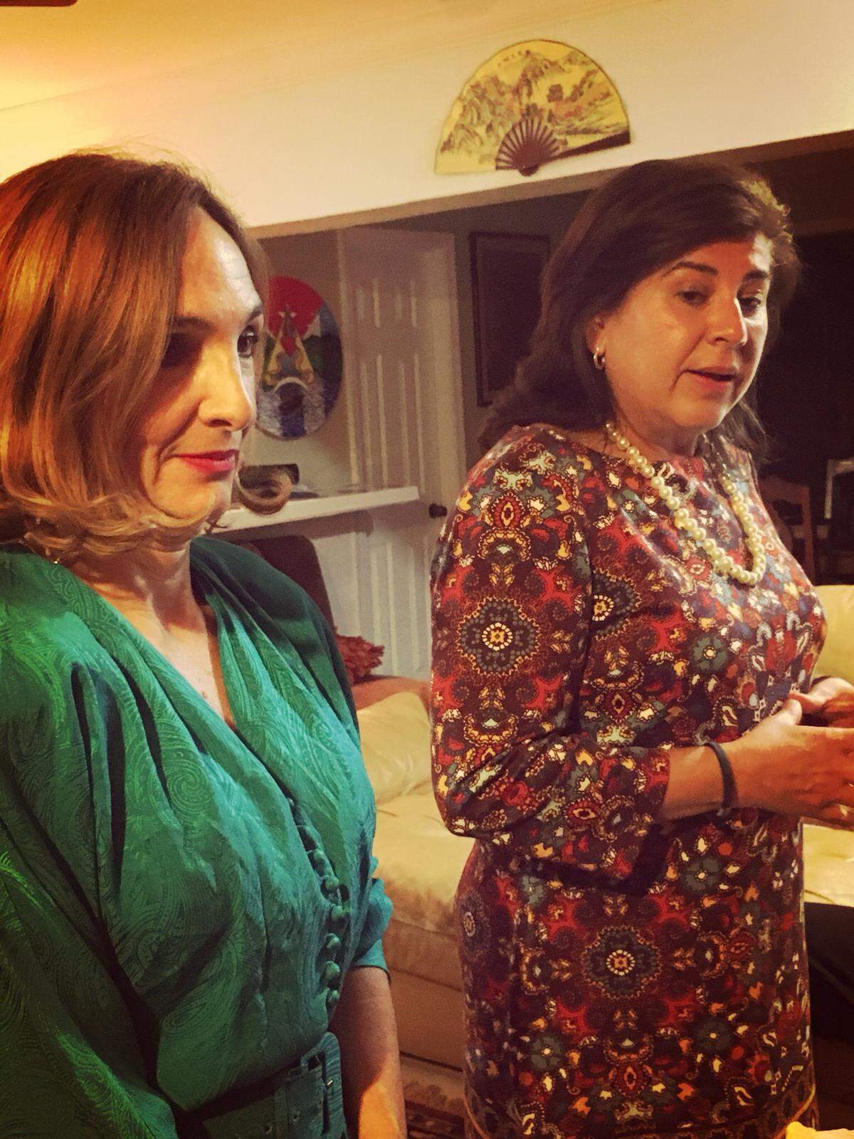 Las actrices Myriam Amanda (izq.) y Miriam Benard durante un ensayo de ‘El agazapao’.