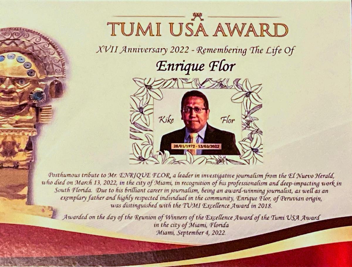 Un premio TUMI-USA 2022 póstumo, fue otorgado al reportero de el Nuevo Herald Enrique Flor, quien falleció en marzo pasado en Miami, durante la XXVII entrega de premios Tumi-USA celebrada en el American Museum of Cuban Diáspora, en Miami, el sábado 03 de septiembre de 2022.