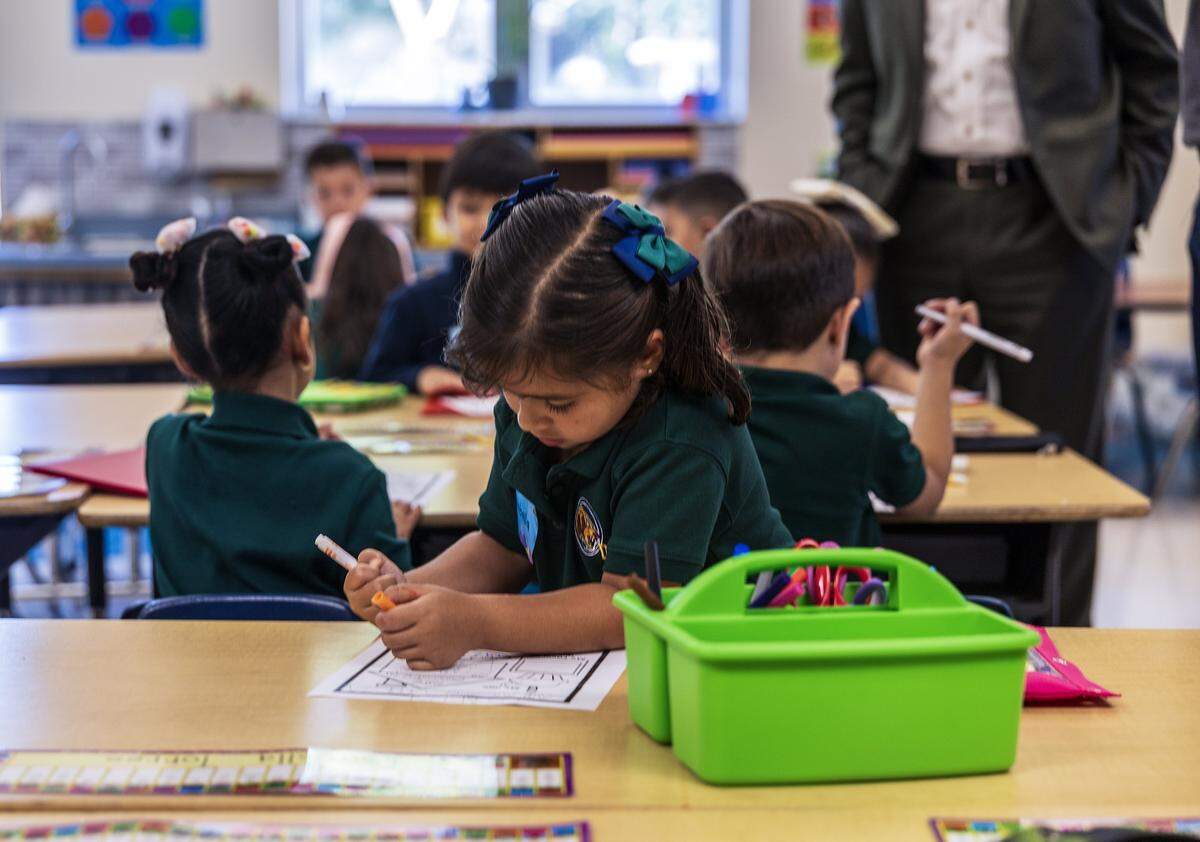 Estudiantes de kínder trabajan en el Centro K-8 Dr. Rolando Espinosa, durante el primer día de clases de las Escuelas Públicas de Miami-Dade (M-DCPS) en el año escolar 2025-2026, pasado 14 de agosto.