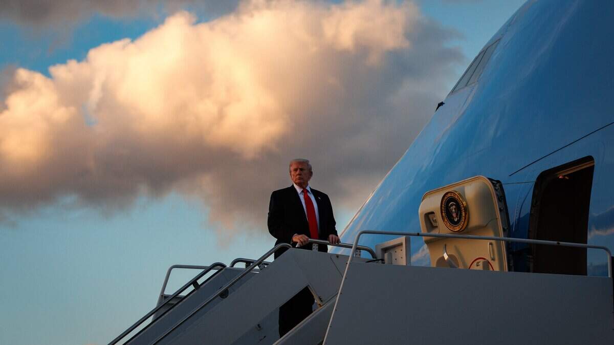 El presidente de Estados Unidos, Donald Trump, aborda el Air Force One rumbo a la Casa Blanca el 2 de noviembre de 2025 en el Aeropuerto Internacional de Palm Beach, en West Palm Beach, Florida.