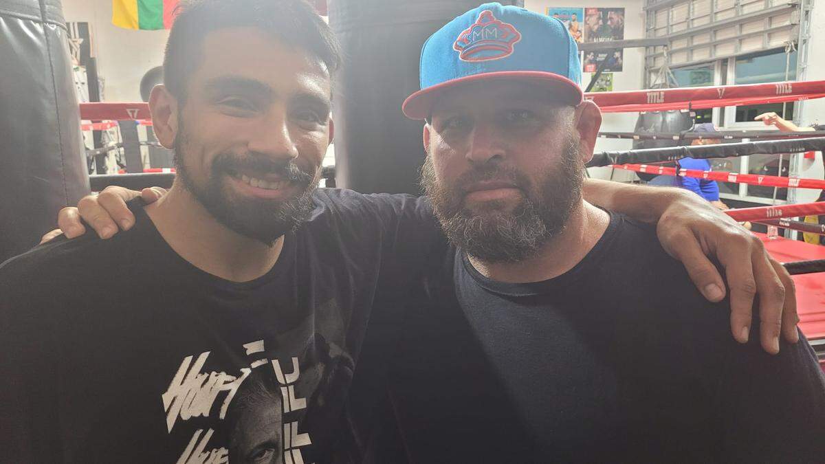 Elvin Espinoza (izq.) con el profesor Dieter Navarro.