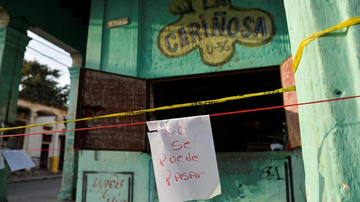 Vista de un letrero en una tienda acordonada luego de que se detectaran casos de coronavirus allí, en La Habana, el 20 de abril de 2021. 