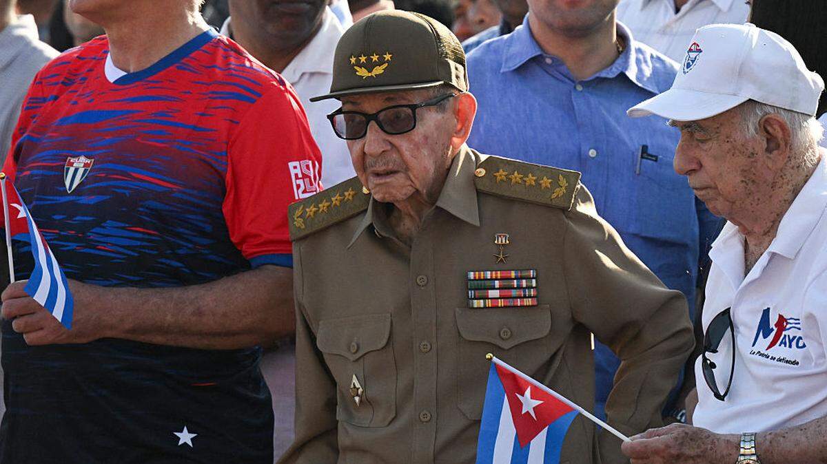 El exgobernante de Cuba, Raúl Castro (centro), y el exvicepresidente, José Ramón Machado Ventura (der.), asisten a un acto del Primero de Mayo con motivo del Día Internacional de los Trabajadores en La Habana, el viernes 1 de mayo de 2026.