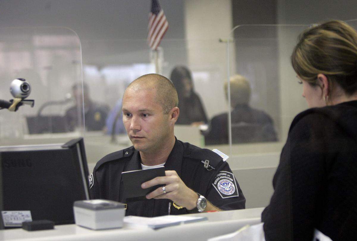En esta imagen de archivo, un agente de Aduanas revisa la visa de un viajero en el Aeropuerto Internacional de Ft. Lauderdale-Hollywood.