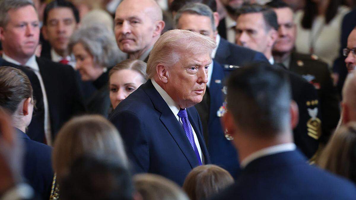 El presidente de Estados Unidos, Donald Trump, sale de una ceremonia de entrega de la Medalla de Honor en la Sala Este de la Casa Blanca, el lunes 2 de marzo de 2026 en Washington, DC.