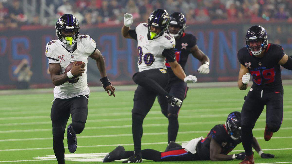 El quarterback de los Ravens de Baltimore, Lamar Jackson, se convirtió este miércoles en el quarterback con más yardas por tierra en la historia de la NFL en la paliza que su equipo propinó 31-2 a los Texans de Houston, en la semana 17 de la temporada.