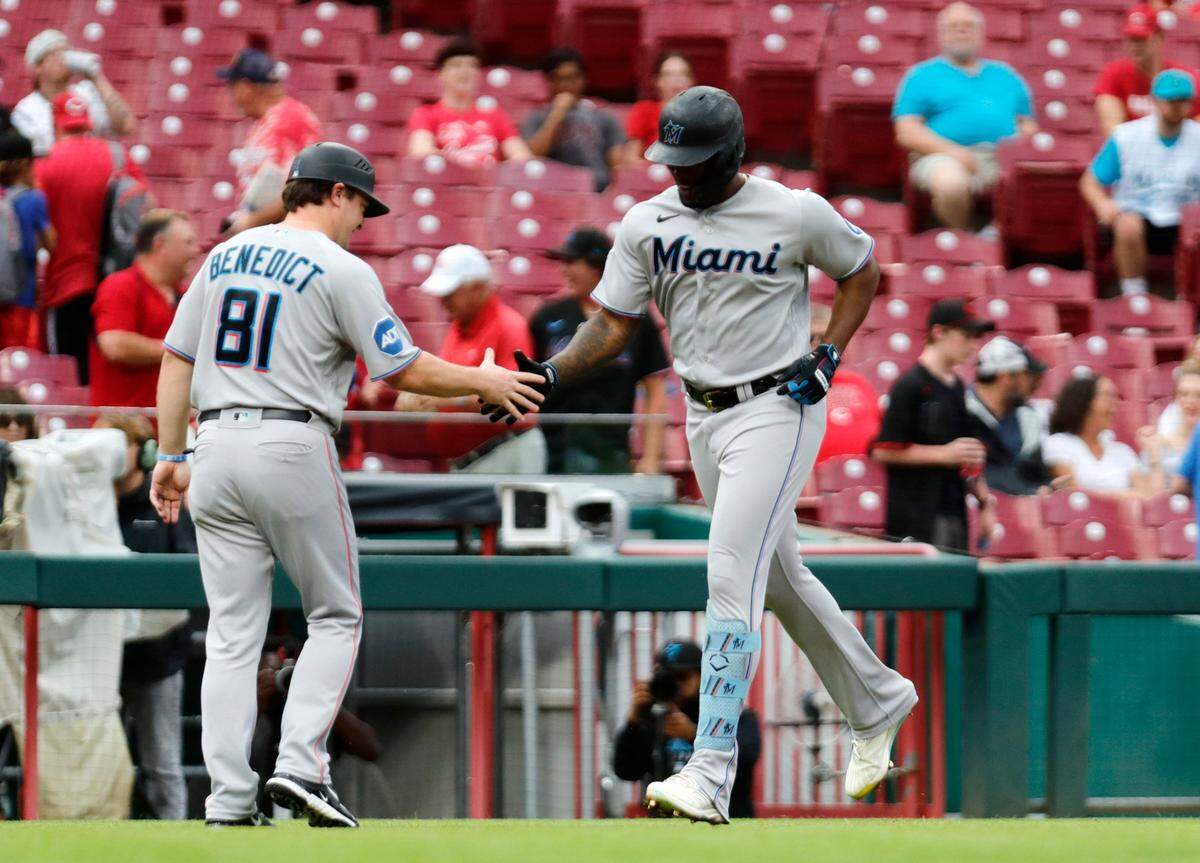 El jardinero cubano de los Marlins Jorge Soler celebra con el coach de tercera base Griffin Benedict tras conectar un jonrón en el primer inning del partido ante los Rojos, celebrado el 7 de agosto de 2023 en Cincinnati.