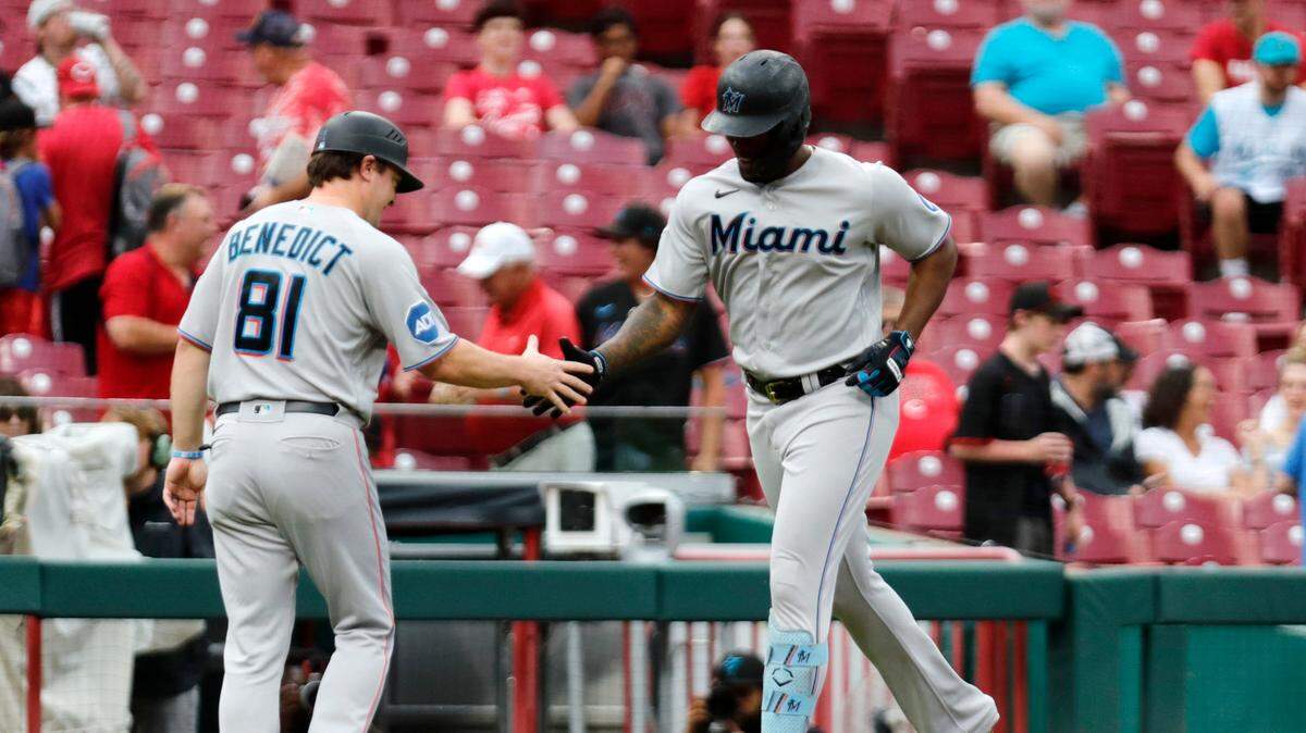 El jardinero cubano de los Marlins Jorge Soler celebra con el coach de tercera base Griffin Benedict tras conectar un jonrón en el primer inning del partido ante los Rojos, celebrado el 7 de agosto de 2023 en Cincinnati.