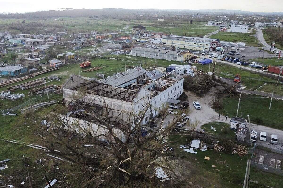 Una vista aérea muestra edificios dañados tras el paso del huracán Melissa en Westmoreland, Jamaica, el 31 de octubre de 2025.