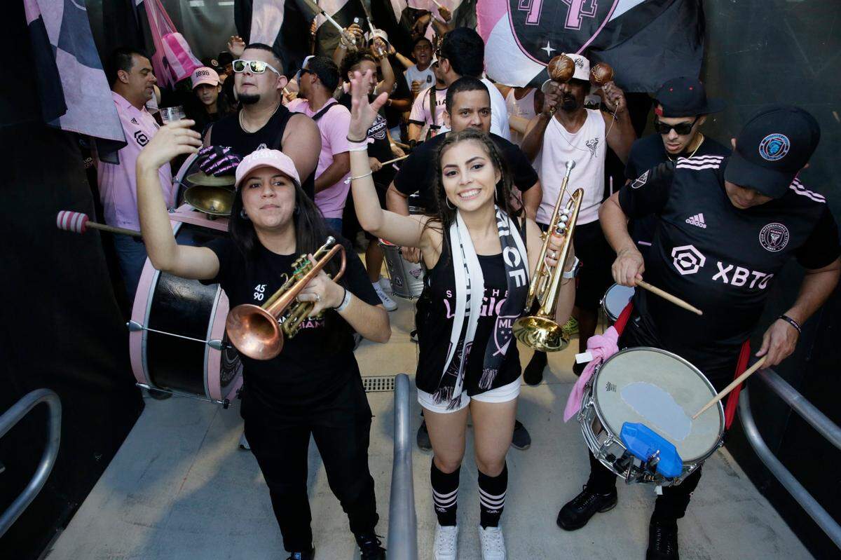 Los fanáticos del Inter Miami ingresan al estadio para ver el partido inaugural de la temporada 2022 de la MLS contra el Chicago Fire el sábado 26 de febrero de 2022 en el DRV PNK Stadium en Fort Lauderdale.