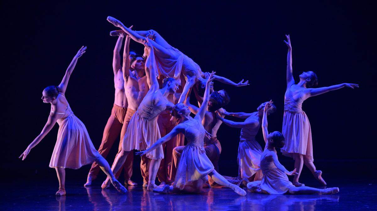 Los jóvenes intérpretes de Arles Youth Dance Company en “Gaia”.