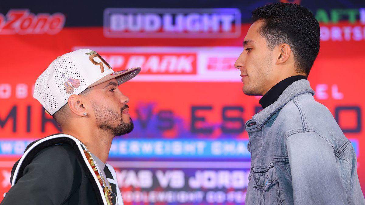 Robeisy Ramírez (izq.) peleará con Rafael Espinoza en una revancha que tendrá lugar el 7 de diciembre en Arizona.