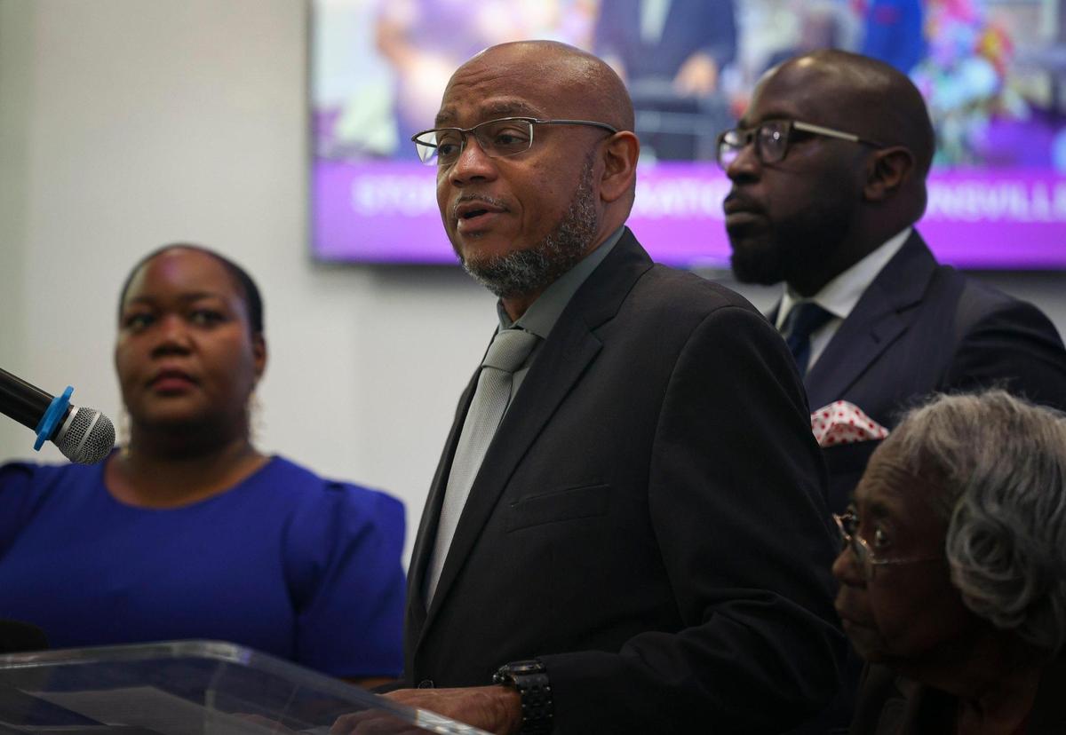 Kenneth Kilpatrick, presidente de la Asociación de Vecinos Cívicos de Brownsville, habla durante una conferencia de prensa para informar al público sobre el plan de Hialeah para incorporar la zona industrial de Brownsville el lunes 24 de abril de 2023 en Brownsville Church of Christ. La zona incluye naves industriales y también viviendas y la iglesia.