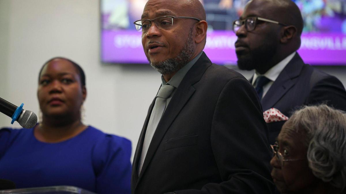 Kenneth Kilpatrick, presidente de la Asociación de Vecinos Cívicos de Brownsville, habla durante una conferencia de prensa para informar al público sobre el plan de Hialeah de incorporar la zona industrial de Brownsville, el lunes 24 de abril de 2023 en Brownsville Church of Christ. La zona incluye almacenes industriales y también viviendas y la iglesia.