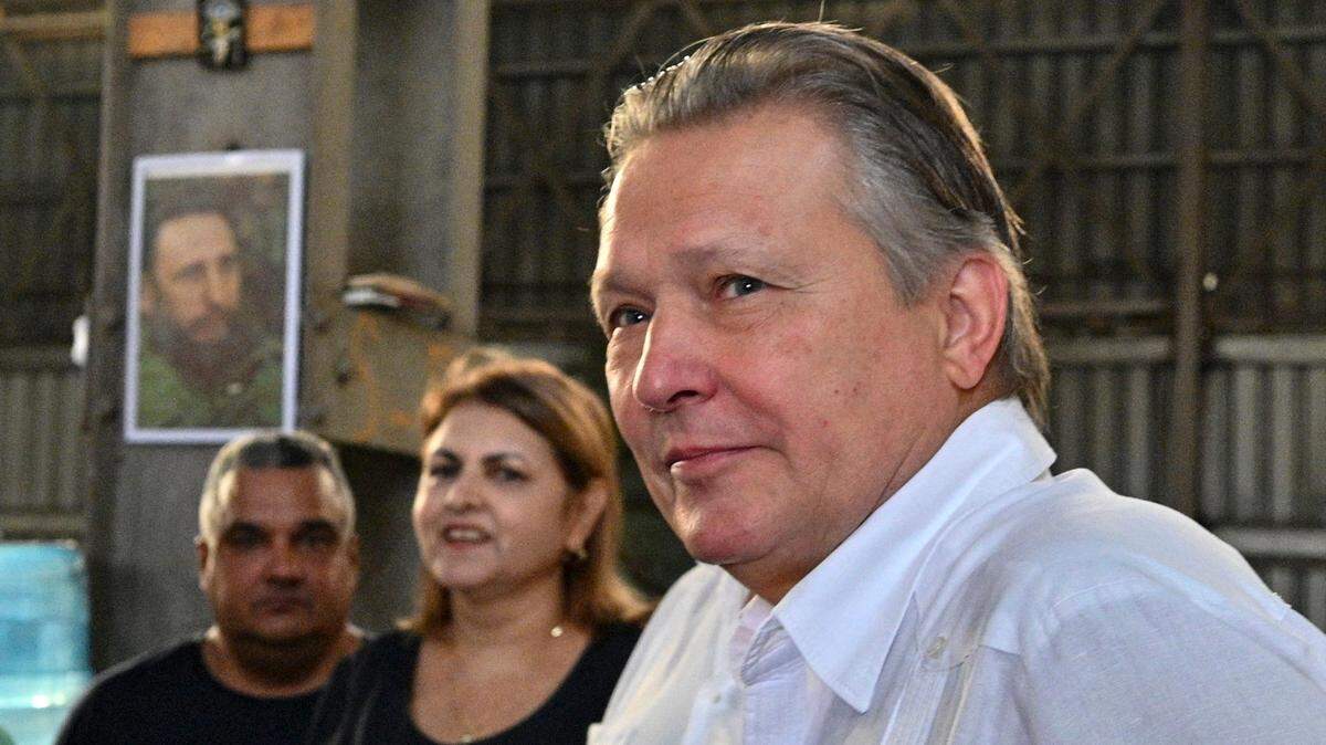 El embajador ruso Víctor Koronelli durante un acto de donación de aceite en La Habana, Cuba, el 27 de septiembre de 2023.