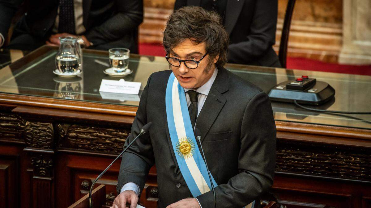 El presidente argentino Javier Milei ha implementado grandes recortes a las investigaciones científicas, lo que ha puesto “al borde del colapso” el trabajo científico del país, de acuerdo a un experto. En la foto, Milei presenta su propuesta de presupuesto para el 2025 ante el Congreso, el 15 de septiembre de 2024.