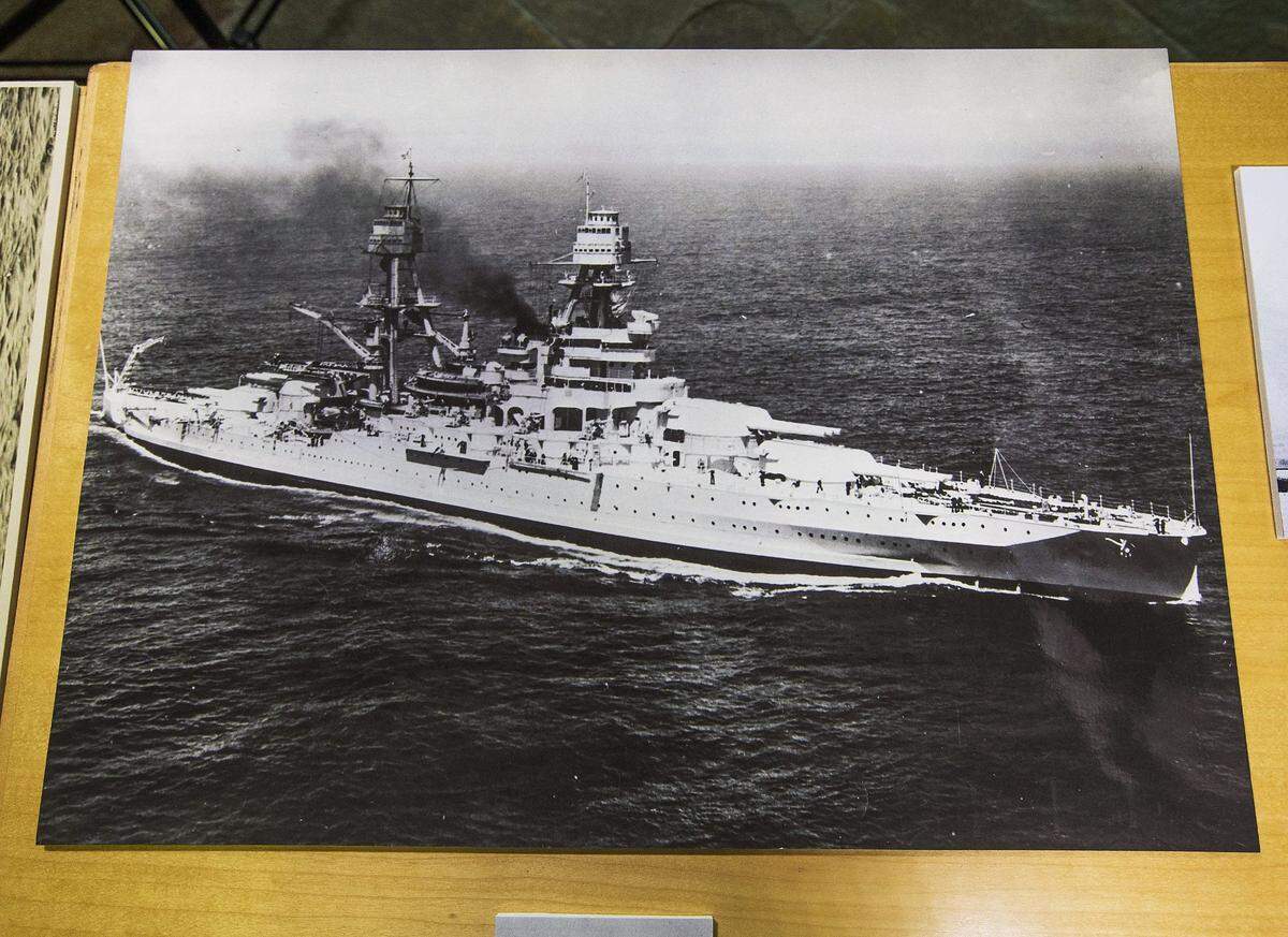 Foto de la exposición “La vida y el legado del USS Arizona”, que se exhibió en las Colecciones Especiales de la Biblioteca de la Universidad de Arizona en 2016. La exposición conmemoró el ataque a Pearl Harbor y rindió homenaje a los 1177 tripulantes y oficiales que dieron su vida ese día en el Arizona. Foto del USS Arizona tomada en 1938.